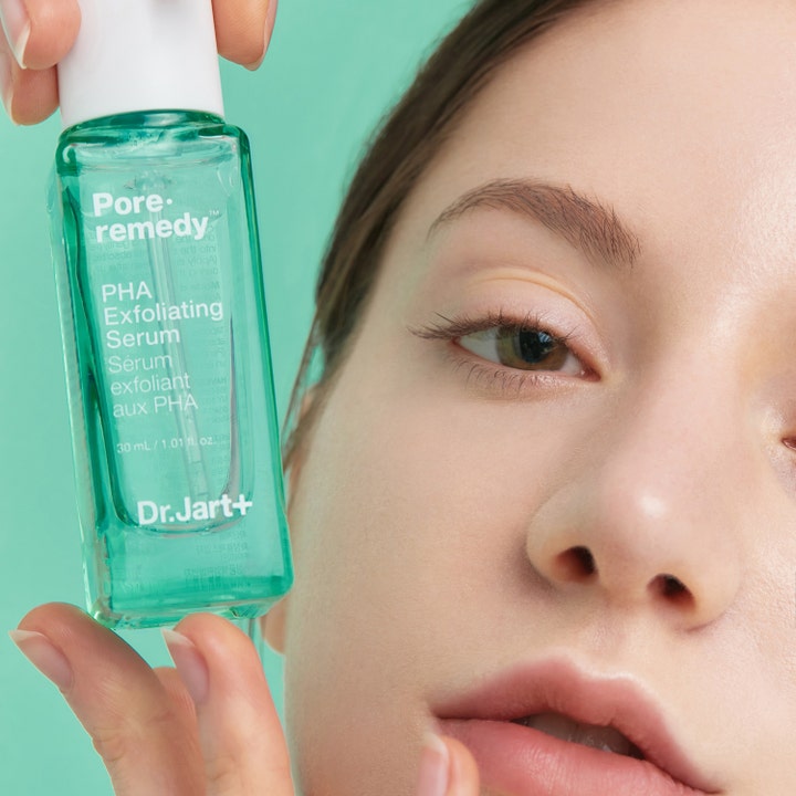 Dr.Jart+ Pore-remedy PHA Exfoliating Serum 30 ml kuoriva seerumi silottaa ihoa vihreässä pullossa mallin kasvoilla.