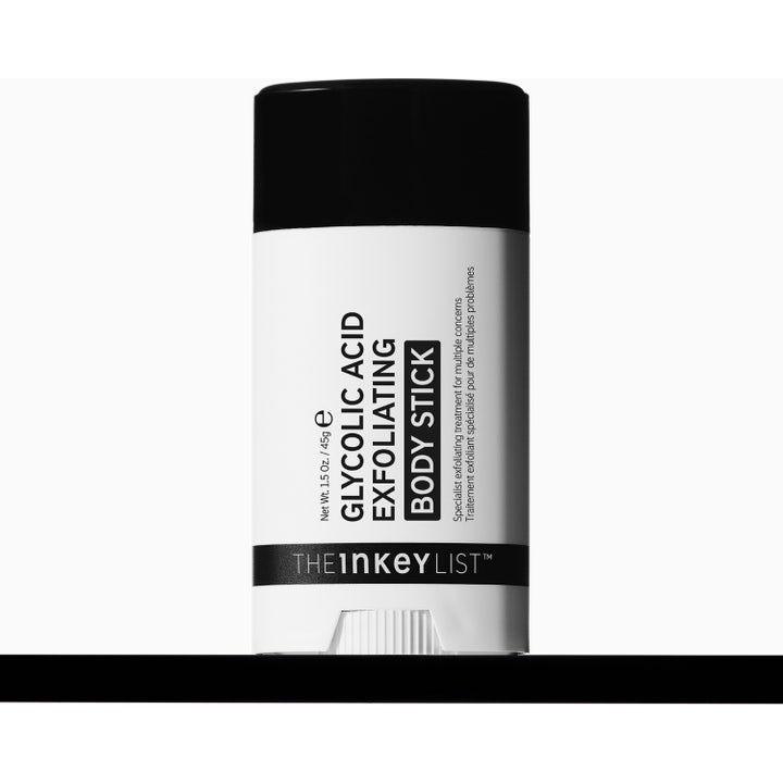 The INKEY List Glycolic Acid Exfoliating Body Stick 45 g kuoriva vartalopuikko silottaa ihoa mustavalkoisessa hylsyssä.