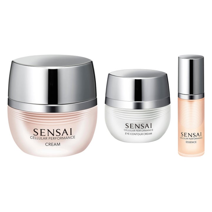 Sensai Cellular Performance kiinteyttävä Cream, Eye Contour Cream ja Essence hopeakantisissa purkeissa ja pullossa.