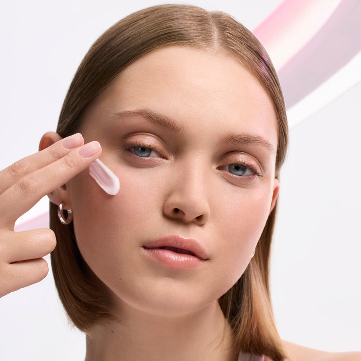 Lancôme Advanced Hydrazen Gel Cream 50 ml rauhoittava geelivoide jota nainen levittää sormin kasvoilleen.