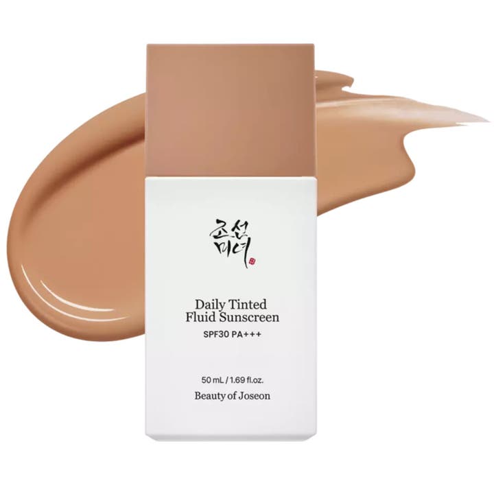 Beauty of Joseon Daily Tinted Fluid Sunscreen 50 ml sävyttävä aurinkovoide valkoisessa pullossa beigen värisävyn kera.