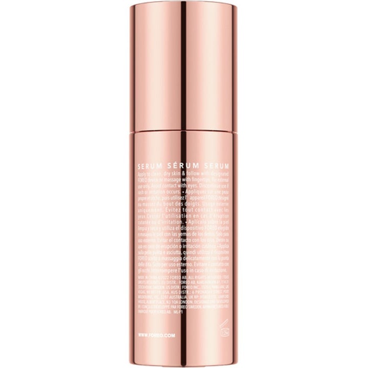 FOREO Serum Serum Serum kosteuttava kasvoseerumi tyylikkäässä ruusukultaisessa metallipullossa takaapäin.