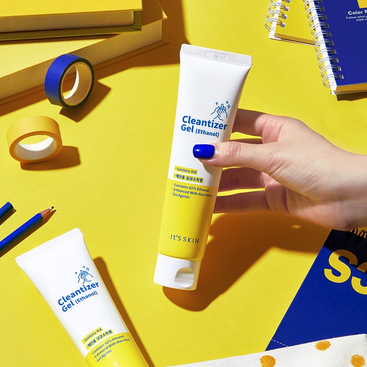 It'S SKIN Cleantizer Gel 100 ml puhdistava käsigeeli aloe veralla valkokeltaisessa tuubissa kädessä pideltynä.