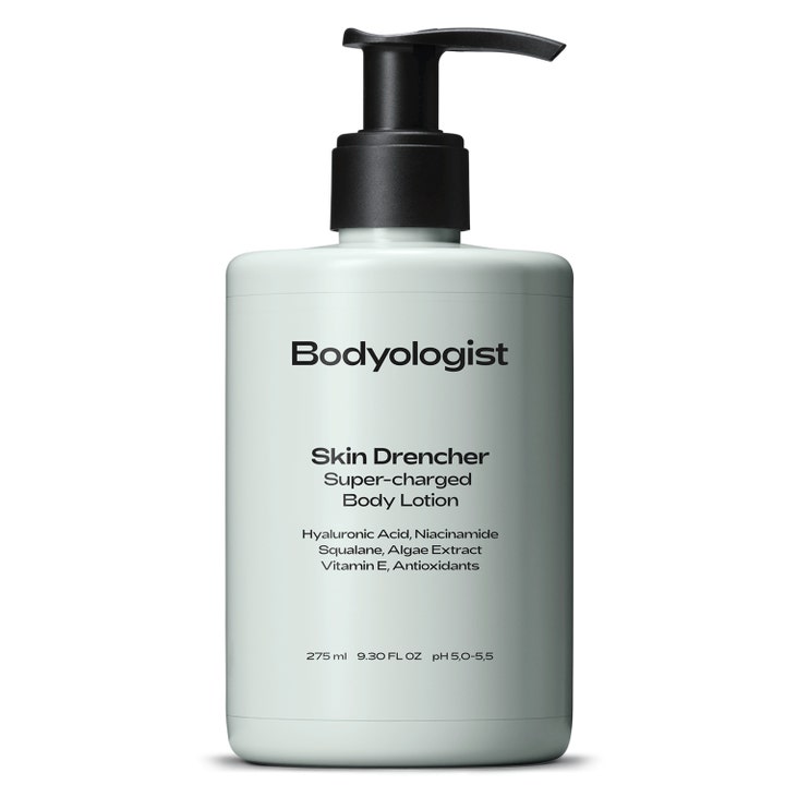 Bodyologist Skin Drencher 275 ml kosteuttava vartalovoide vaaleanharmaassa pumppupullossa mustalla korkilla