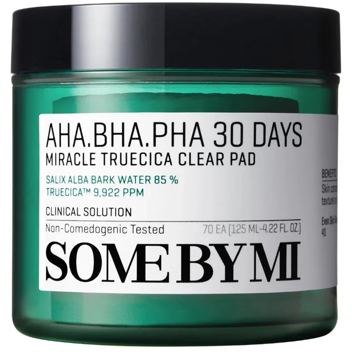 Some By Mi AHA BHA PHA 30 Days Miracle Truecica Clear Pad 70 kpl kirkastavat kuorintalaput vihreässä läpinäkyvässä purkissa.