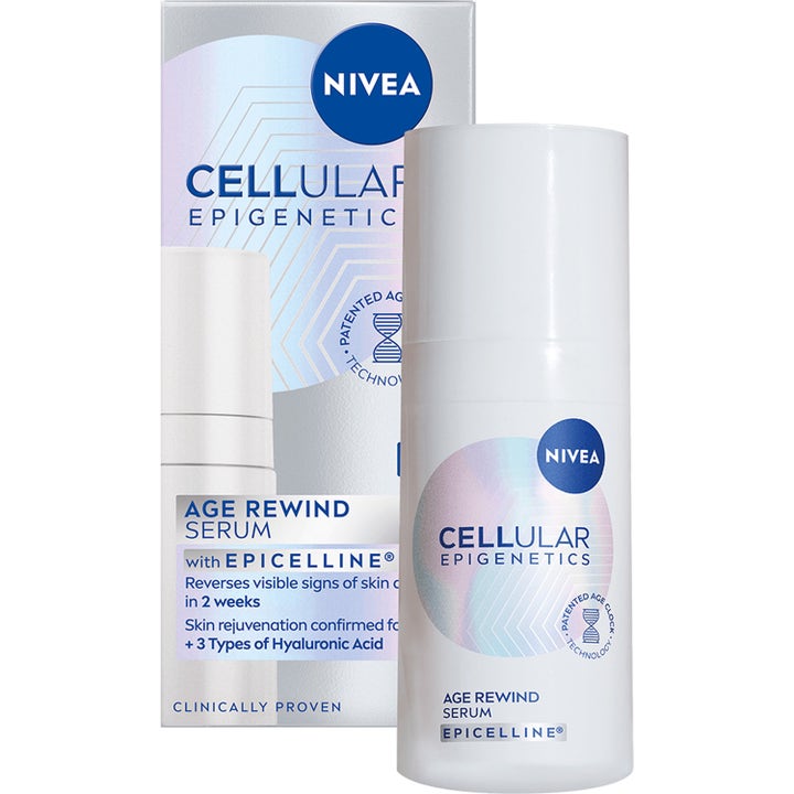 Nivea Cellular Epigenetic Age Rewind Serum 30 ml silottava seerumi valkoisessa pumppupullossa.