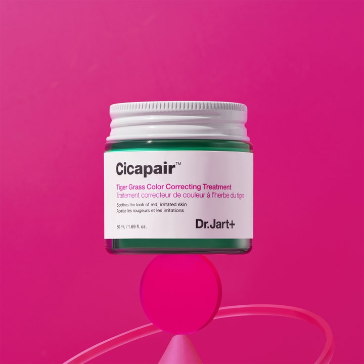 Dr.Jart+ Cicapair Tiger Grass Color Correcting Treatment 50 ml rauhoittava voide vihreässä lasipurkissa pinkillä taustalla.