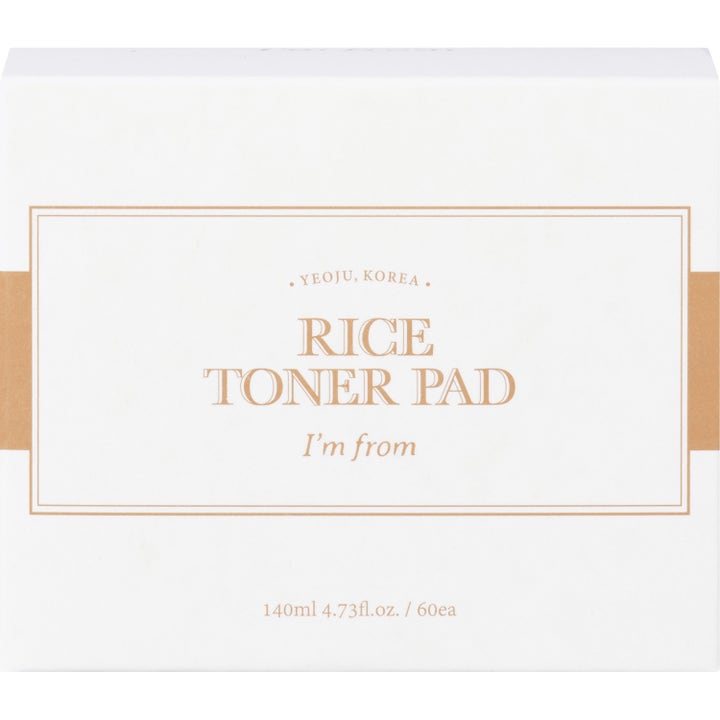 I'm from Rice Toner Pad 60 kpl kirkastava kasvovesi valkoisessa pahvipakkauksessa kultaisilla yksityiskohdilla.