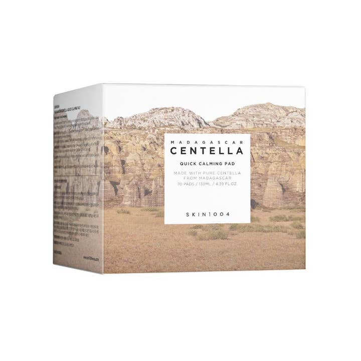 SKIN1004 Madagascar Centella Quick Calming Pad 130 ml rauhoittavat hoitolaput vaaleassa maisemakuviollisessa pahvipakkauksessa.