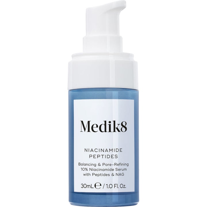 Medik8 Niacinamide Peptides 30 ml tasapainottava ja ihohuokosia supistava seerumi sinisessä pumppupullossa.