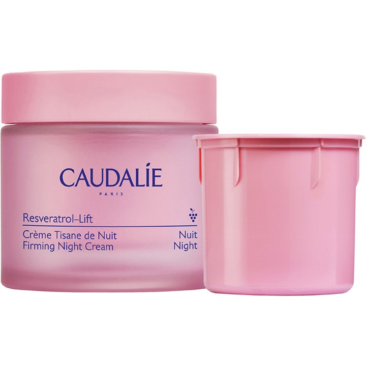 Caudalie Resveratrol-Lift 50 ml kiinteyttävä yövoide vaaleanpunaisessa huurteisessa lasipurkissa ja täyttöpakkaus.