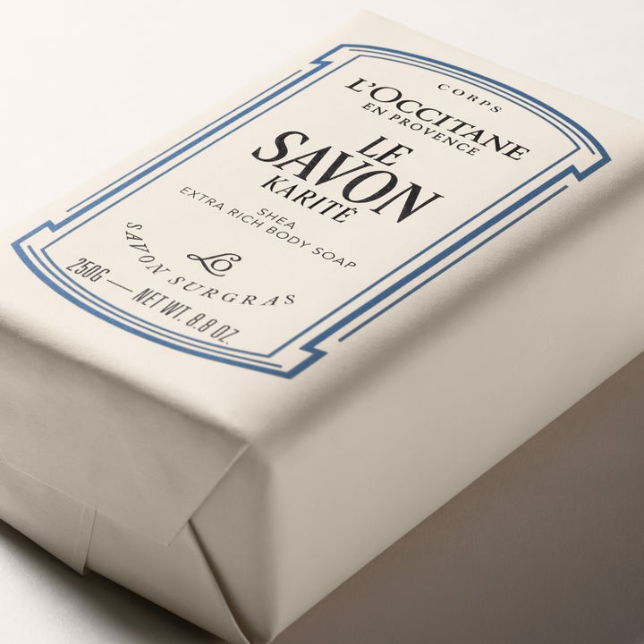 L'Occitane en Provence Shea Rich Body Soap 250 g kosteuttava palasaippua kermanvalkoisessa paperikääreessä.