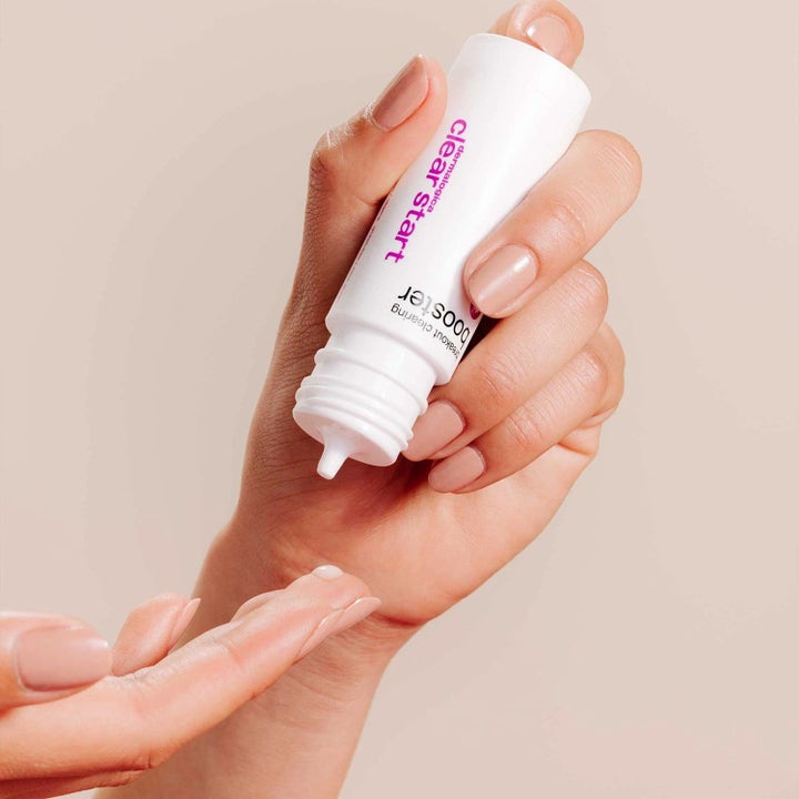 Dermalogica Clear Start Duo Breakout Clearing Booster niasiiniamidi epäpuhtauksille annosteltuna sormenpäähän.
