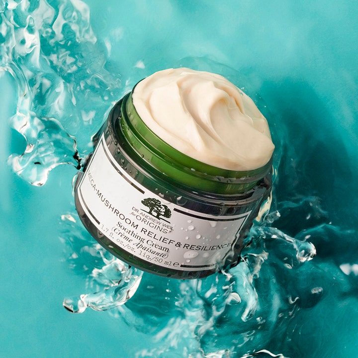 Origins Dr. Weil Mega-Mushroom 50 ml rauhoittava kasvovoide täyteläisellä koostumuksella vesiroiskeiden ympäröimänä