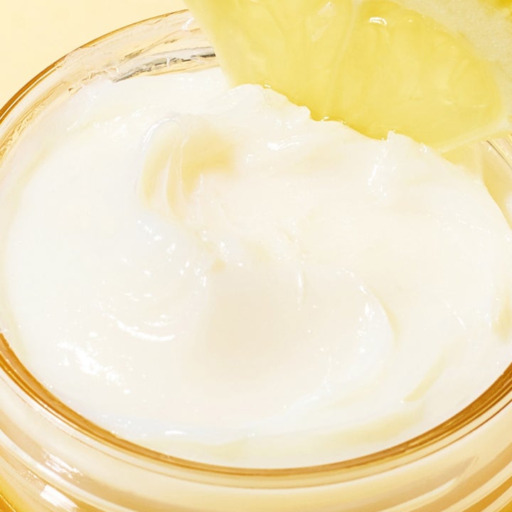 Saturday Skin Yuzu Vitamin C Lip Mask 25 g kosteuttava huulinaamio, jossa on kermainen koostumus ja raikas yuzu-viipale.