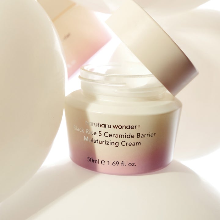 haruharu wonder Black Rice 5 Ceramide Barrier Moisturizing Cream 50 ml kosteuttava kasvovoide avatussa liilassa purkissa
