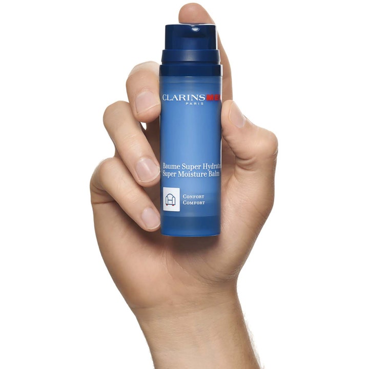 Clarins Men Super Moisture Balm 50 ml kosteuttava kasvovoide kädessä olevassa sinisessä pumppupullossa.