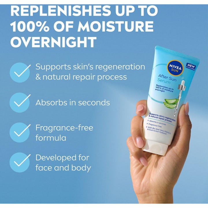 NIVEA After Sun Serum 100 ml kosteuttava after sun tuubi kädessä edistää ihon palautumista.