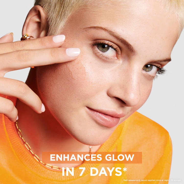 Garnier SkinActive Vitamin C 10% Night Serum 30 ml kirkastava yöseerumi levitettynä kasvoille antaa hehkua.