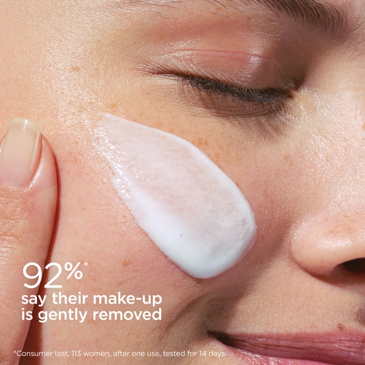 Clarins Velvet Cleansing Milk 200 ml puhdistusmaito poistaa meikin hellävaraisesti. Kuvassa valkoinen voide ja 92 %.