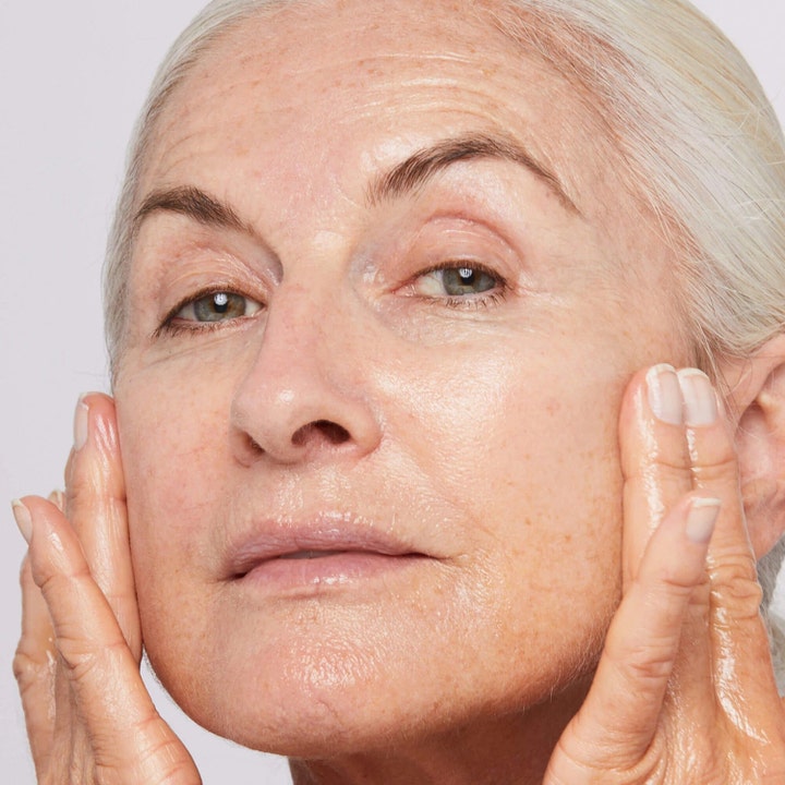 Dermalogica AGE smart Phyto-Nature Firming Serum 40 ml kiinteyttävä seerumi levitettynä ikääntyvälle iholle.