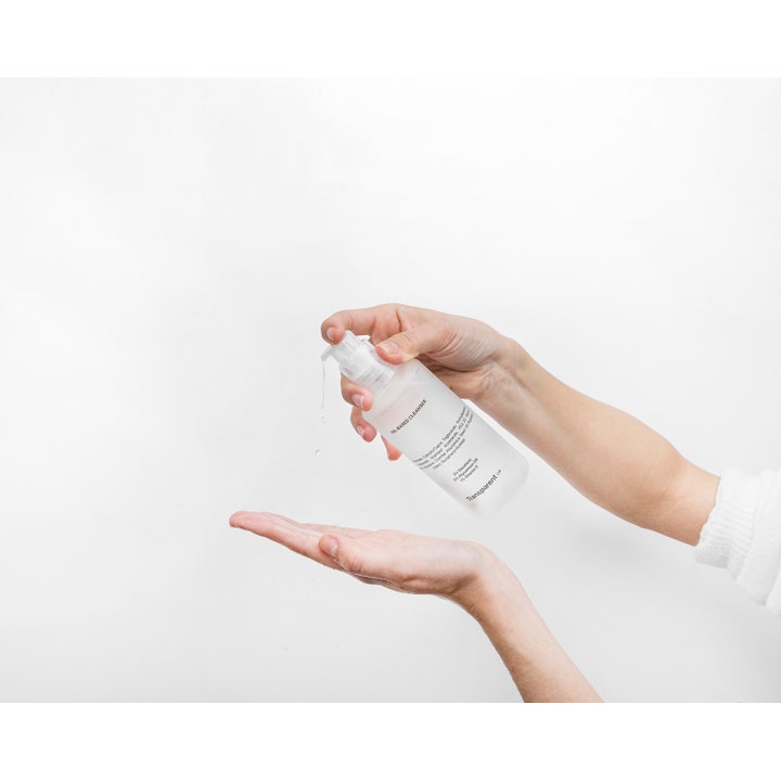 Niche Beauty Lab Transparent Lab Oil-Based Cleanser 200 ml puhdistusöljy annosteltuna kämmenelle mattapullosta