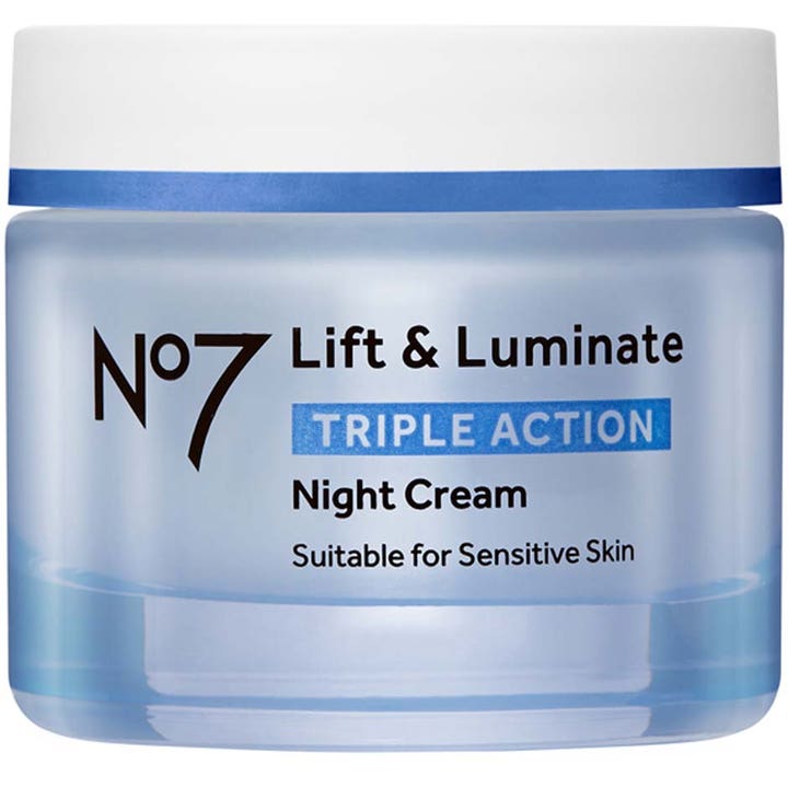 No7 Lift & Luminate Triple Action Night Cream kiinteyttävä yövoide vaaleansinisessä lasipurkissa valkoisella korkilla.