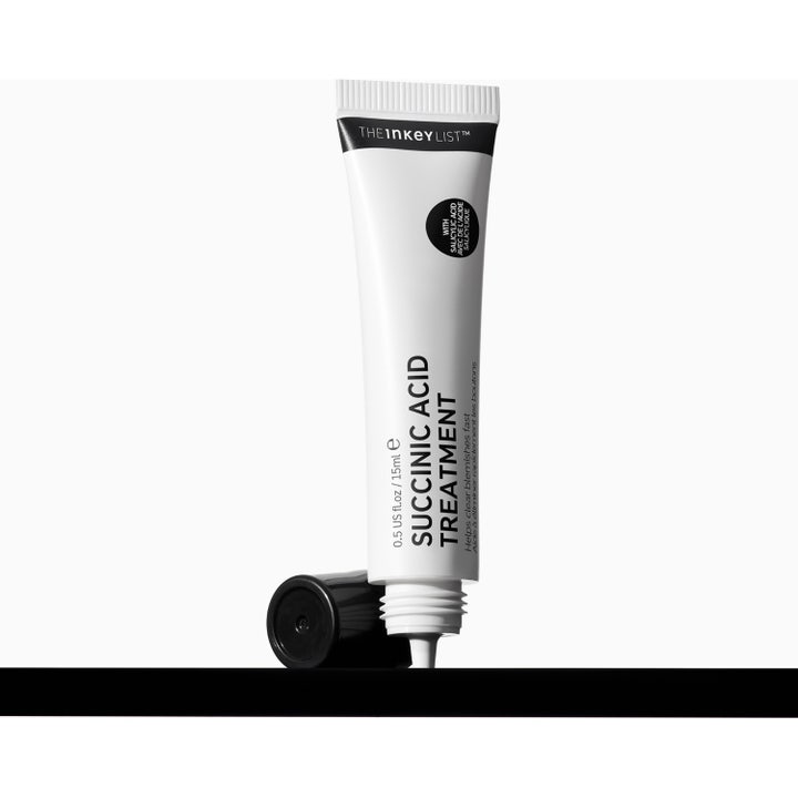 The INKEY List Succinic Acid Treatment 15 ml seerumi aknealttiille iholle valkoisessa tuubissa ja pakkauksessa.