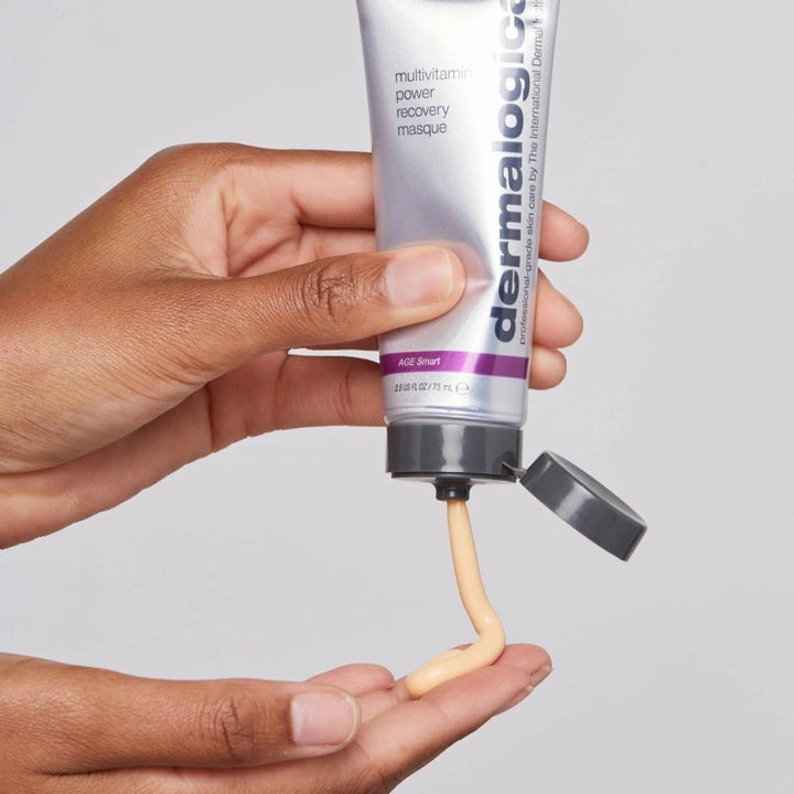 Dermalogica AGE smart Multivitamin Power Recovery Masque 75 ml on käsiin annosteltava voidemainen kasvonaamio.