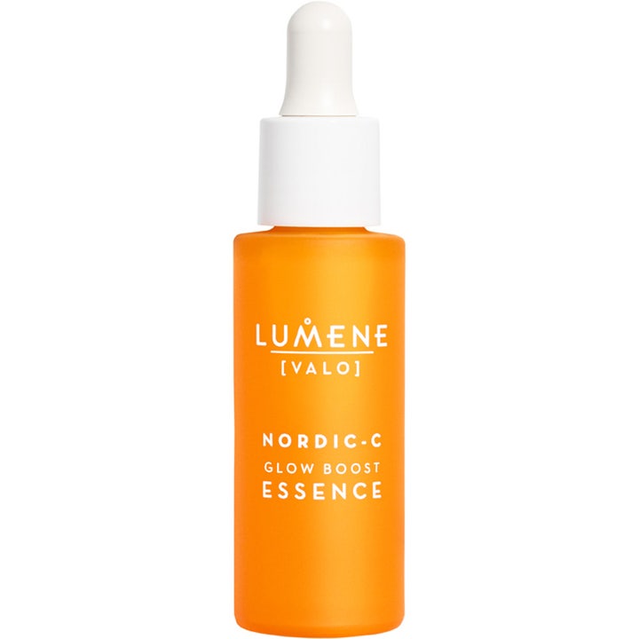 Lumene Nordic-C Glow Boost Essence heleyttävä C-vitamiiniseerumi oranssissa huurretussa lasipullossa valkoisella pipetillä.