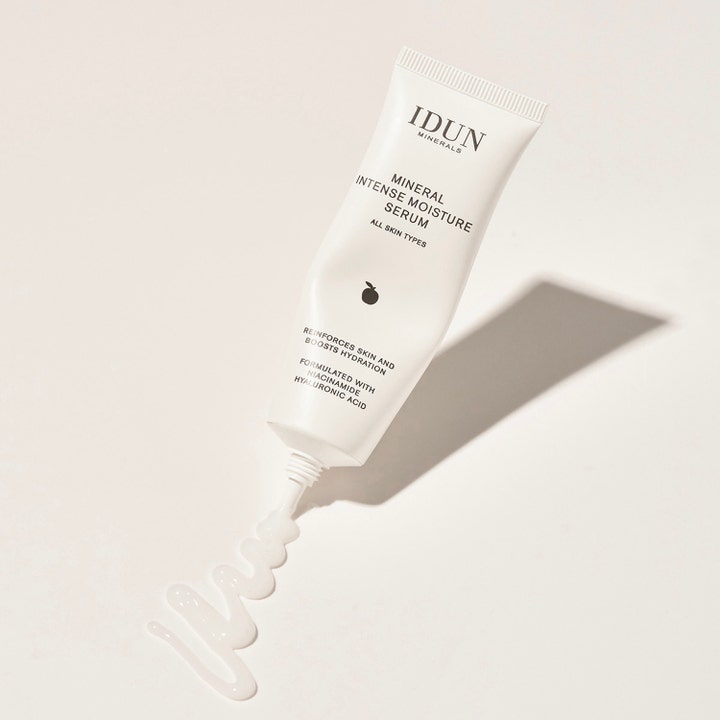 IDUN Minerals Moisturizing Serum 30 ml kosteuttava seerumi valkoisessa tuubissa geelimäinen koostumus niasiiniamidilla