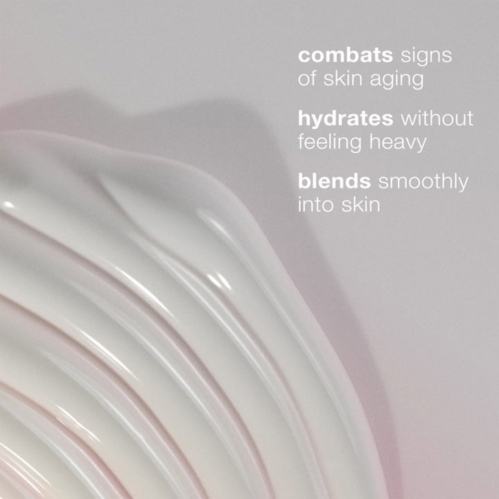 Dermalogica Dynamic Skin Recovery SPF50 100 ml päivävoide on valkoinen voide, joka häivyttää ikääntymisen merkkejä.