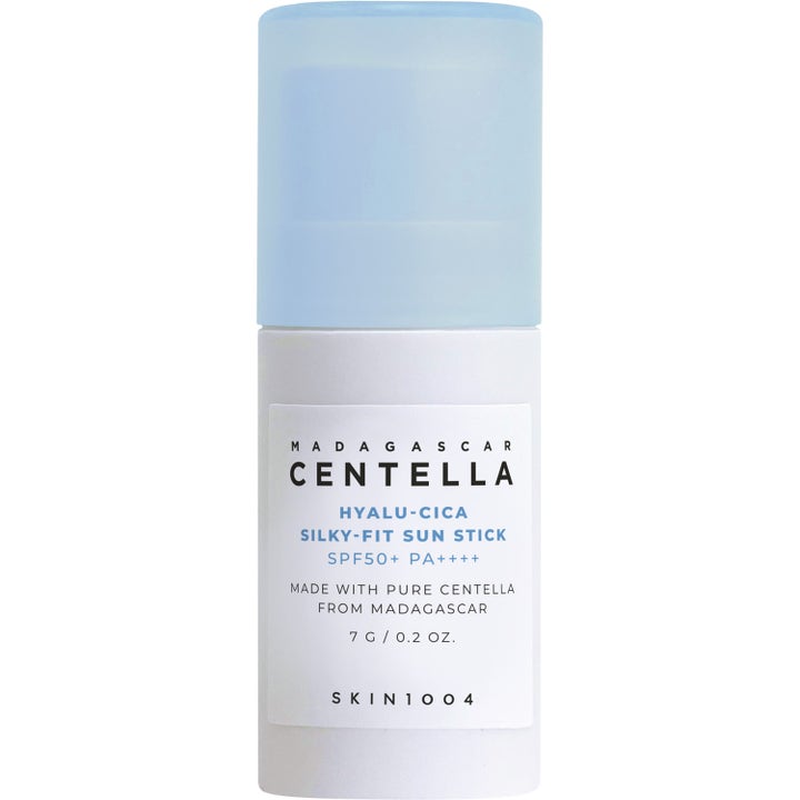 Skin1004 Madagascar Centella Sun Stick 7 g kosteuttava aurinkosuojapuikko valkoisessa hylsyssä sinisellä korkilla