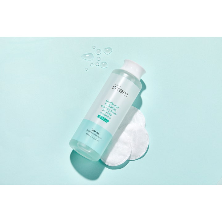 Make Prem Safe Me Relief Essence Toner 400 ml kosteuttava hoitoneste kirkkaassa pullossa pumpulilappujen ja pisaroiden kera