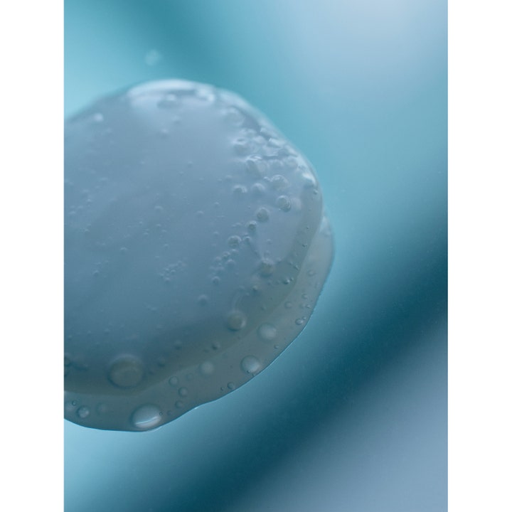 Rudolph Care The Eye Makeup Remover 100 ml puhdistustuote ja kirkas geelimäinen koostumus kuplilla.
