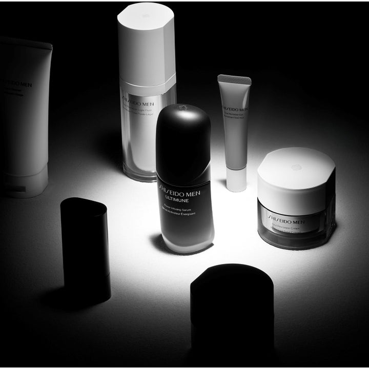Shiseido Ultimune Men 2.0 Power Infusing Concentrate 50 ml ihoa vahvistava seerumi tyylikkäässä mustavalkoisessa asetelmassa