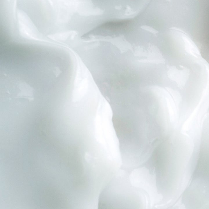 KORA Organics Milky Mushroom Ultra Hydrating Mask 30 ml syväkosteuttava kasvonaamio on täyteläinen valkoinen voide.