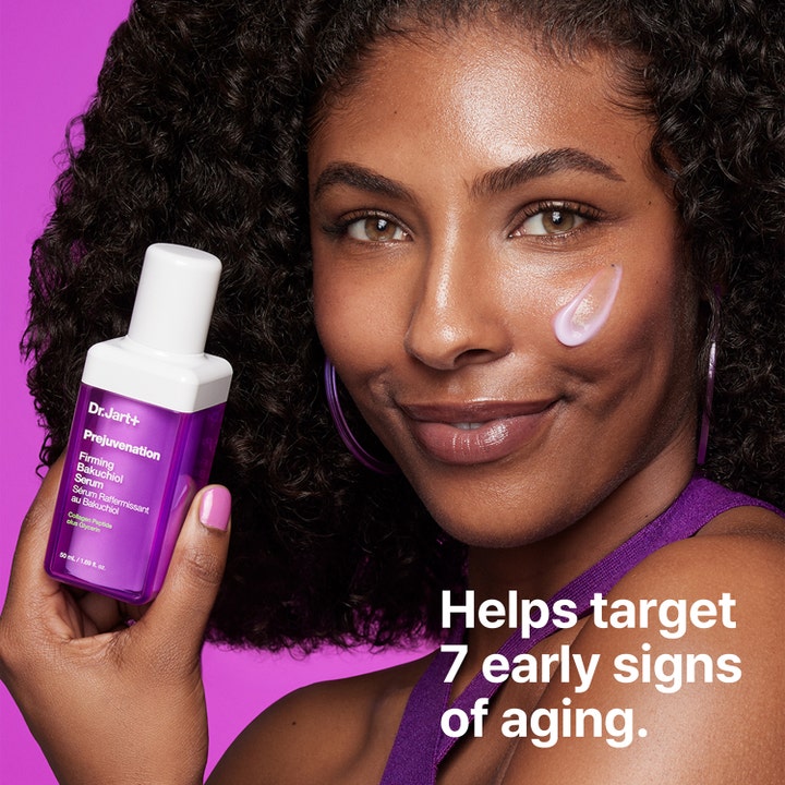Dr.Jart+ Prejuvenation Firming Bakuchiol Serum 50 ml kiinteyttävä seerumi liilassa pullossa ja vaalea pisara poskella