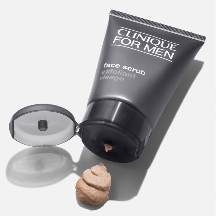 Clinique For Men Face Scrub 200 ml silottava kasvokuorinta harmaassa tuubissa ja esillä beige rakeinen koostumus.