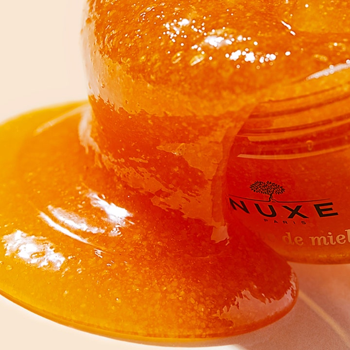 Nuxe Rêve de Miel Body Scrub 175 ml ravitseva vartalon kuorinta-aine, jossa on täyteläinen, hunajainen ja rakeinen koostumus.