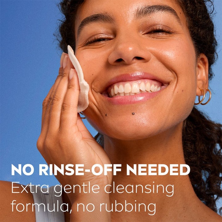 NIVEA Micellar Water Soothing 400 ml rauhoittava misellivesi puhdistaa hellästi hymyilevän naisen kasvot.