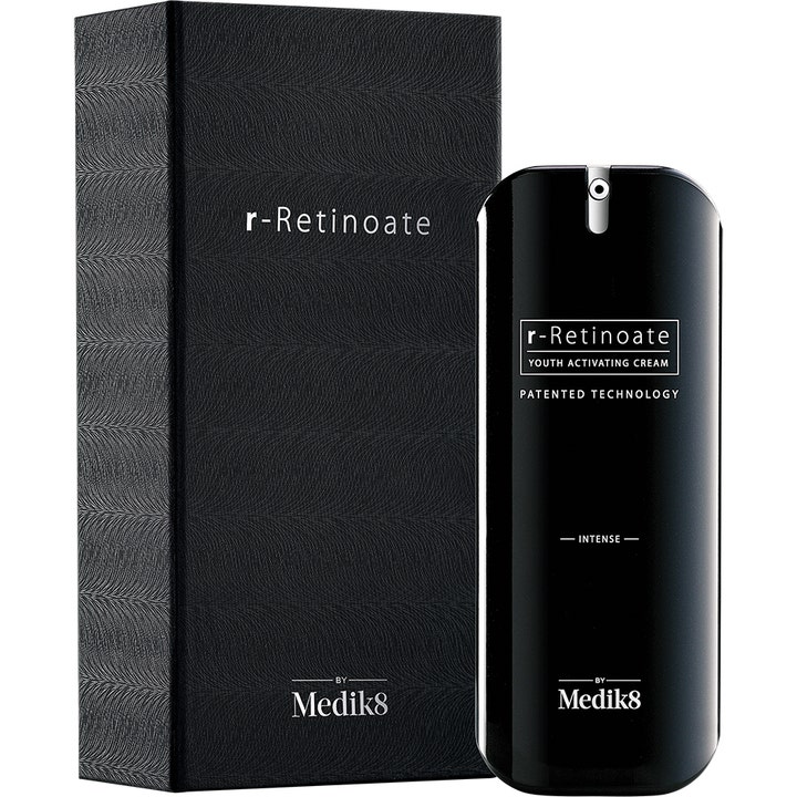 Medik8 r-Retinoate Intense 50 ml uudistava kasvoseerumi mustassa teksturoidussa kotelossa ja kiiltävässä pullossa.