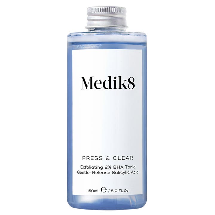 Medik8 Press & Clear 150 ml kuoriva BHA-kasvovesi kirkastaa ihoa kirkkaassa sinisessä pullossa hopeisella korkilla.