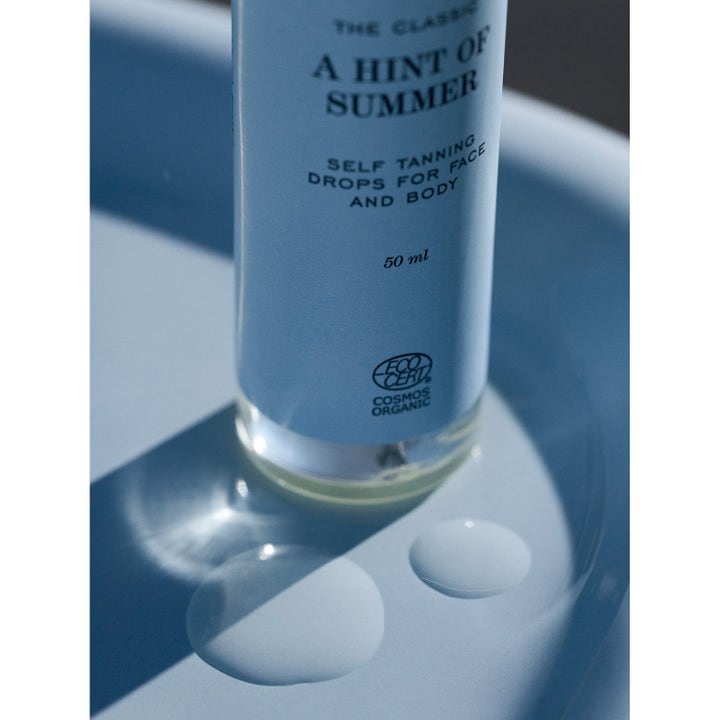 Rudolph Care A Hint of Summer 50 ml itsetuunaavat tipat luovat päivettyneen hehkun vaaleansinisessä pullossa.