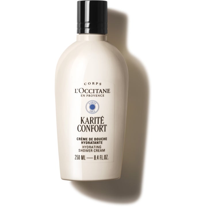 L'Occitane Shea Butter 250 ml kosteuttava suihkuvoide vaaleassa muovipullossa jossa on tyylikäs musta korkki