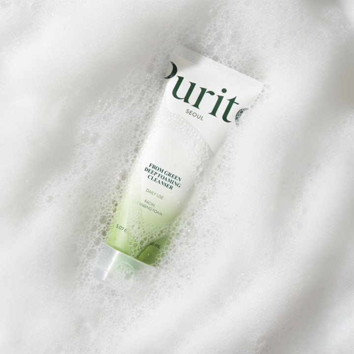 Purito From Green Deep Foaming Cleanser 150 ml syväpuhdistava puhdistusvaahto valkoisessa tuubissa kädessä pidettynä