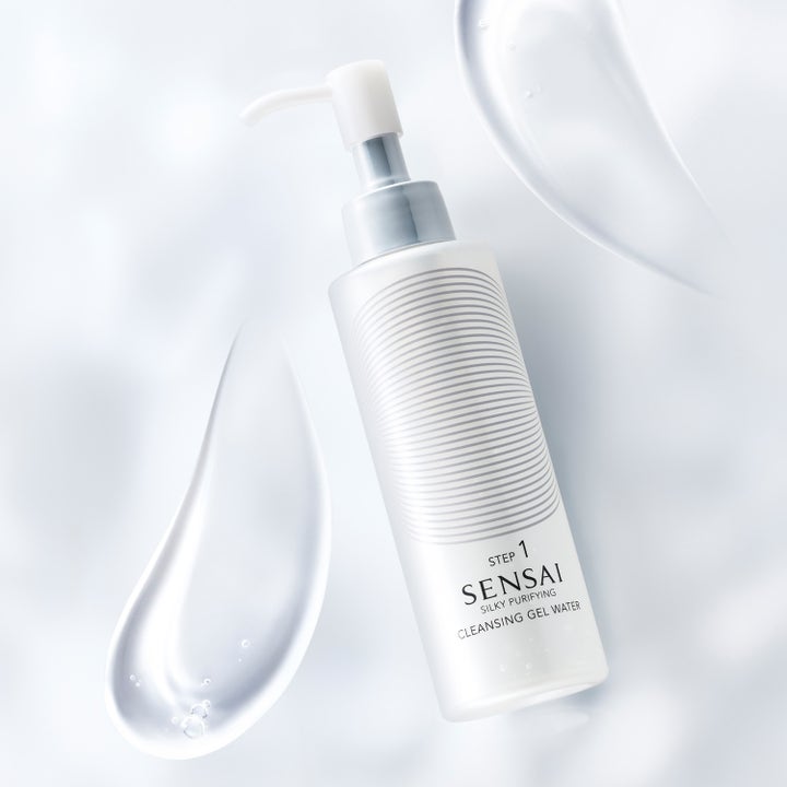 Sensai Silky Purifying Cleansing Gel Water 150 ml puhdistusgeeli valkoinen pumppupullo ympärillään kirkasta geeliä