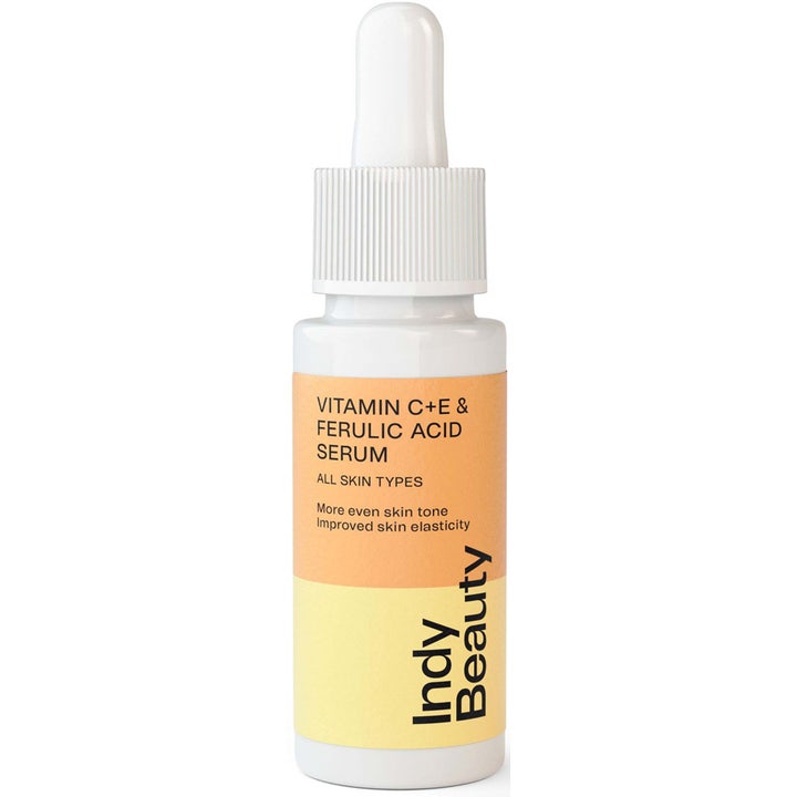 Indy Beauty Vitamin C+E & Ferulic Acid Serum 30 ml heleyttävä seerumi valkoisessa pipettipullossa oranssilla etiketillä.
