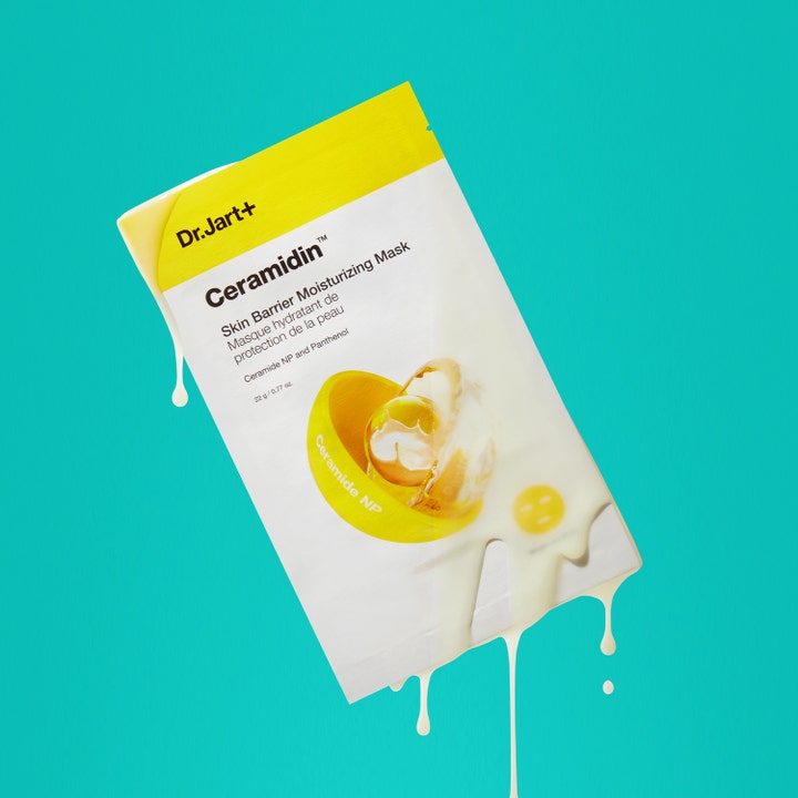 Dr.Jart+ Ceramidin Skin Barrier Moisturizing Mask 22 g kosteuttava kangasmaski ja kermainen uute turkoosilla taustalla.