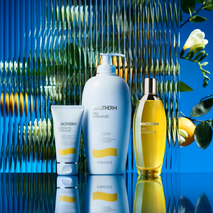 Biotherm Biomains Vitaminé 50 ml kosteuttava käsivoide tuubissa muiden raikkaiden sarjan tuotteiden seurassa